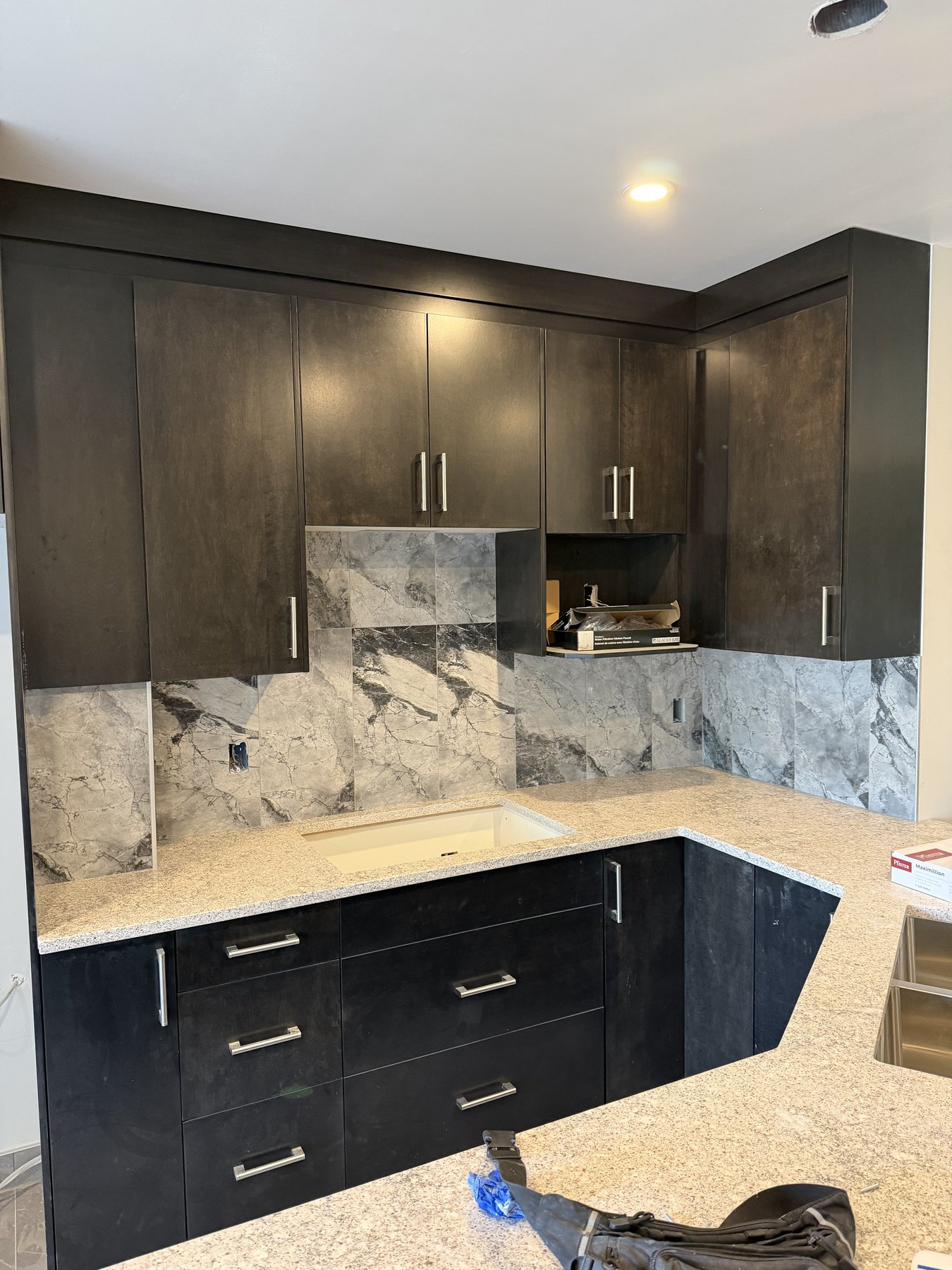 Stone kitchen backsplash installation